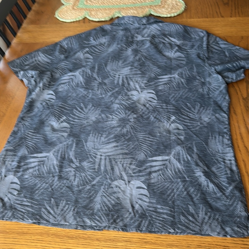 All in Motion Charcoal Leaf Print Shirt - Picture 2 of 3